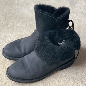 UGG NAIYAH black boots Nubuck w back lace closure
